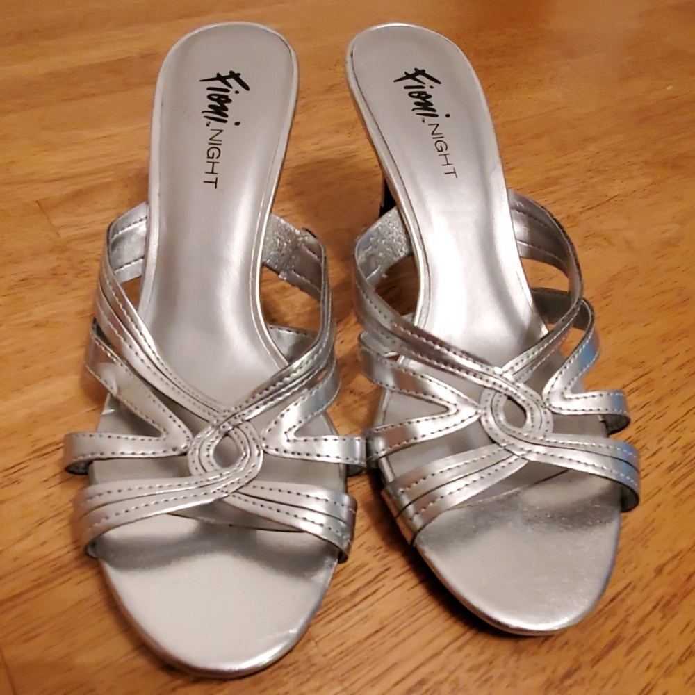 Silver Fioninight size 8, 2.5 in heel